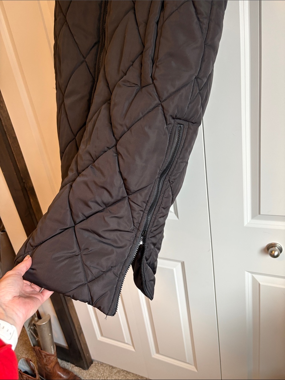 Quilted Hooded Puffer Vest in Black - Picture 5 of 7